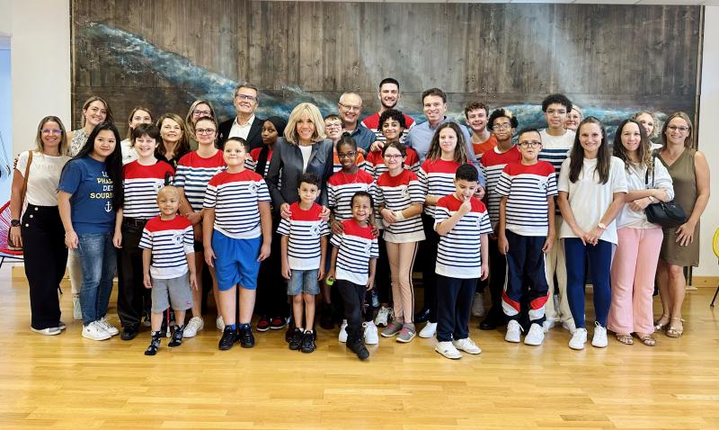 Brigitte Macron avec les enfants de Sourire a la vie 
