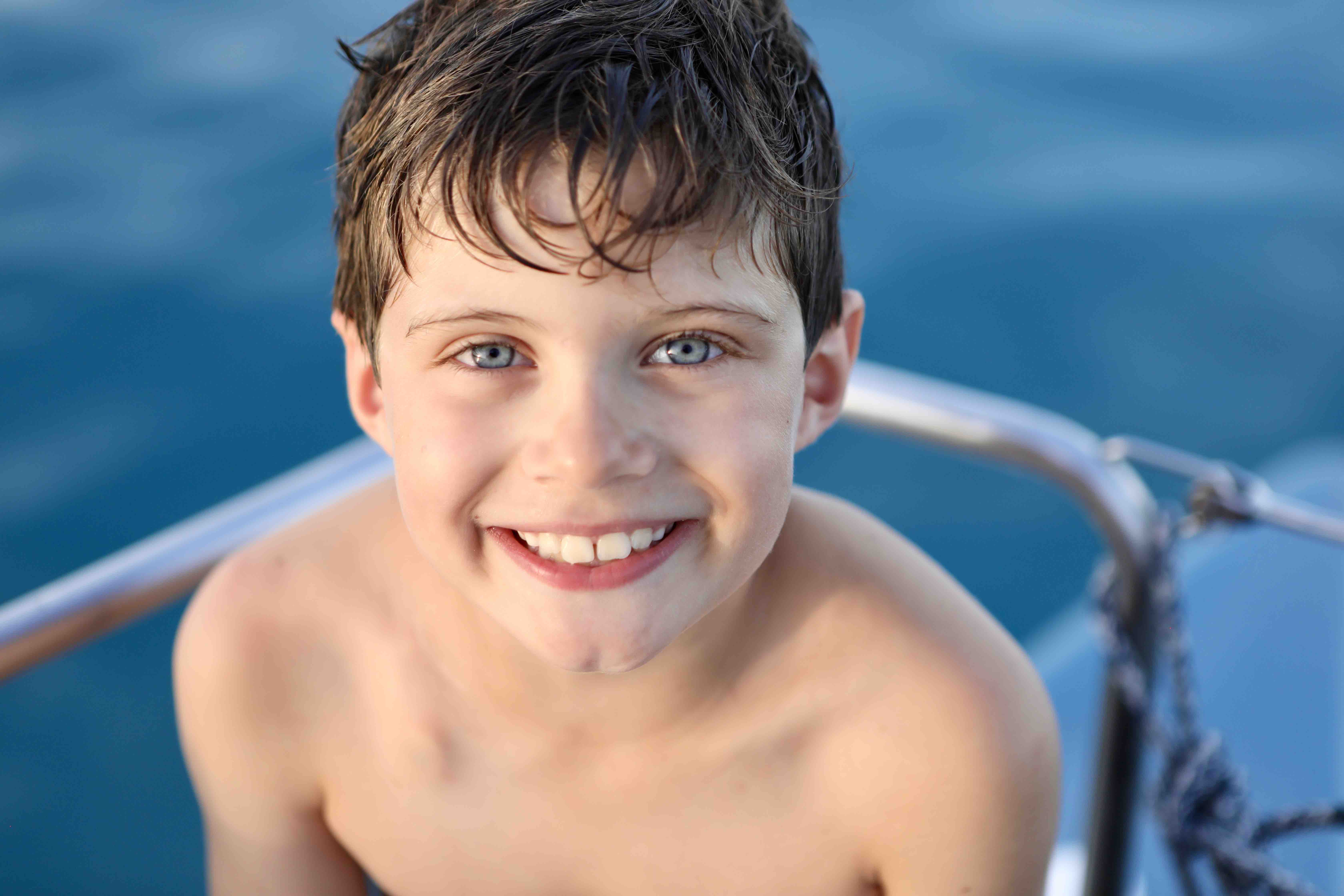 Leandre sur le catamaran de Sourire a la vie