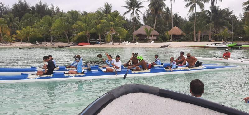 Faire de la pirogue dans les eaux turquoises -Sourire à la vie